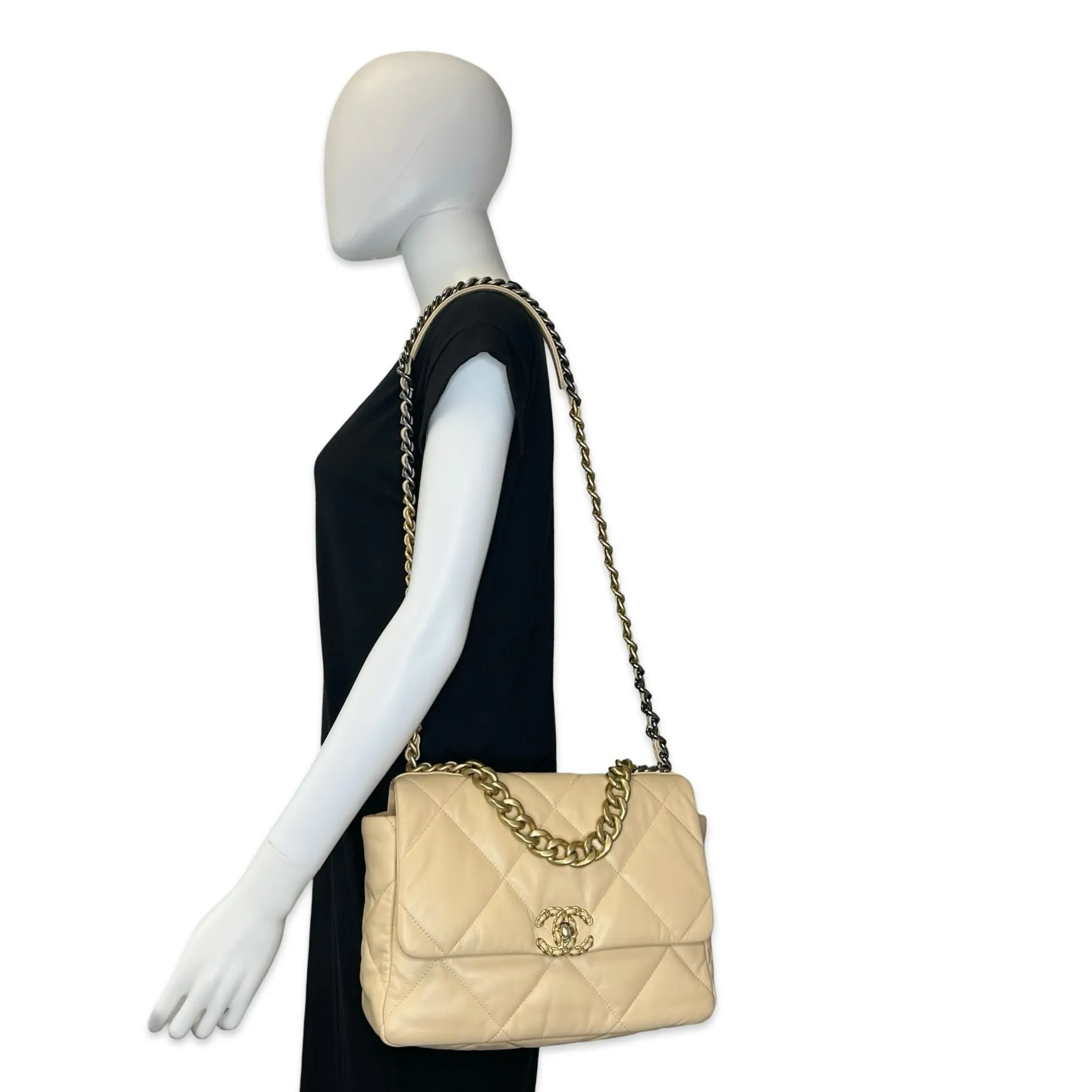 CHANEL: Quilted Lambskin Chanel 19