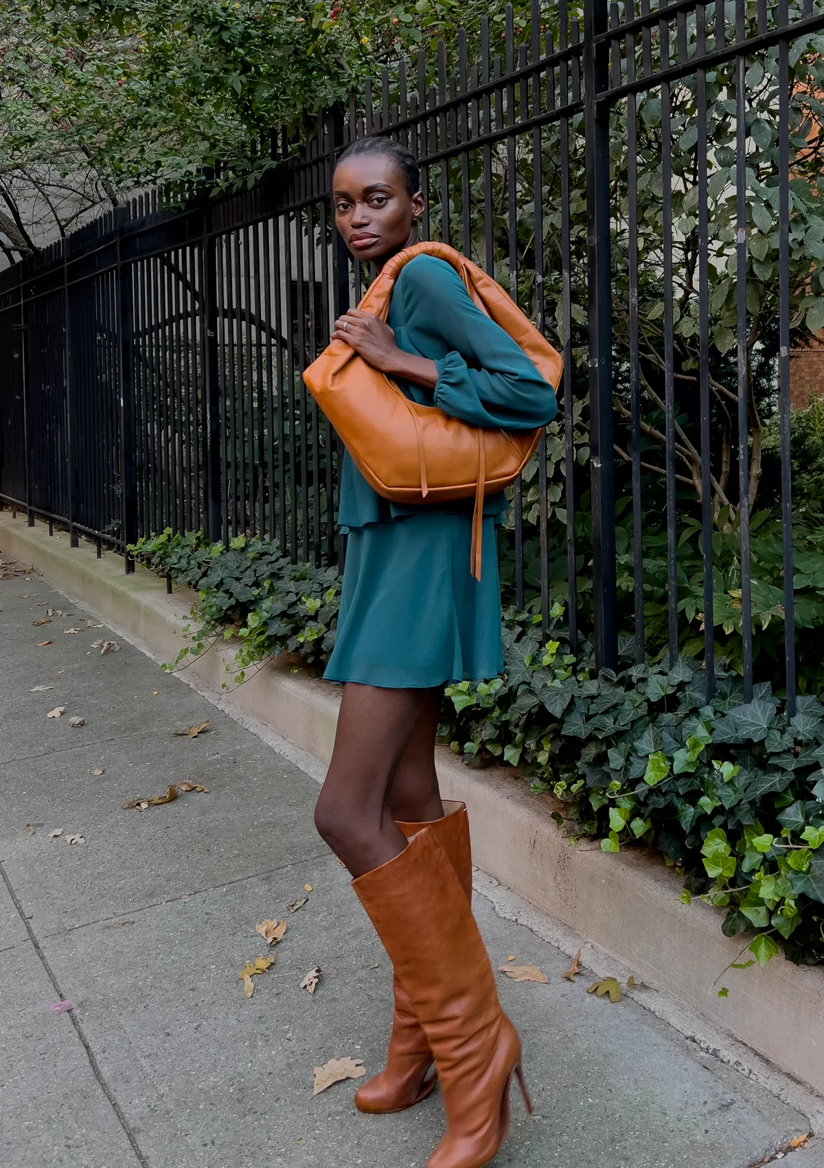 SULLIVAN LEATHER HOBO SHOULDER BAG IN COGNAC